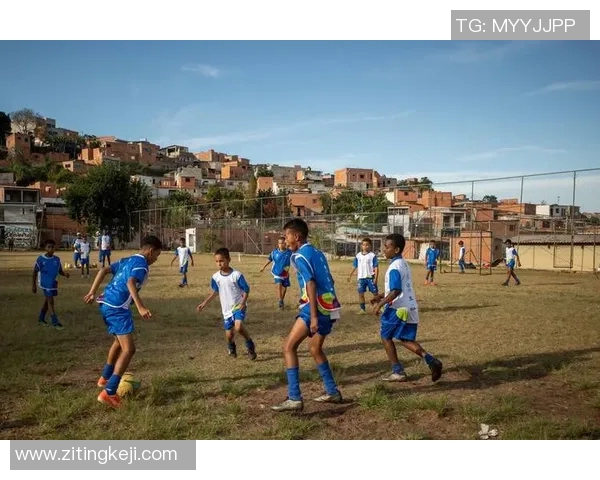 足球明星在美国的生活揭秘：从绿茵场到日常生活的精彩瞬间与挑战